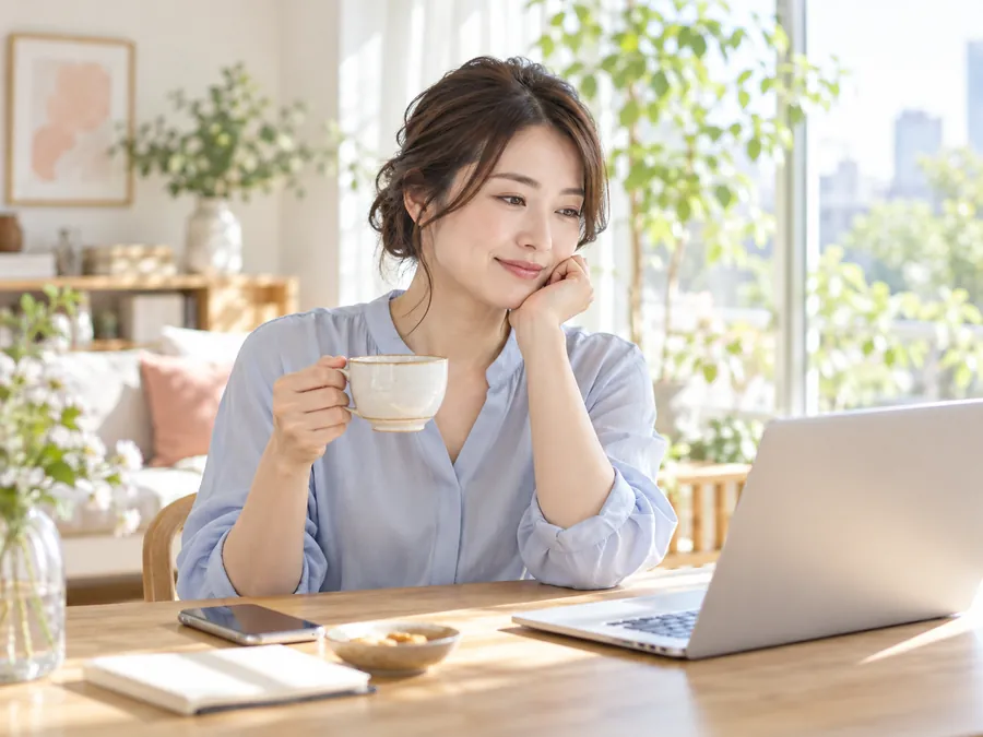 自宅でくつろぎながら活動するイメージ